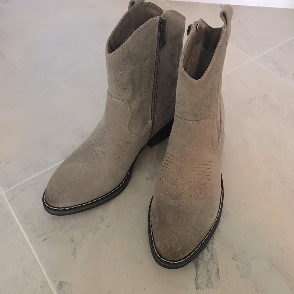 Crown Vintage Tan Ankle Western Bootie size 5.5